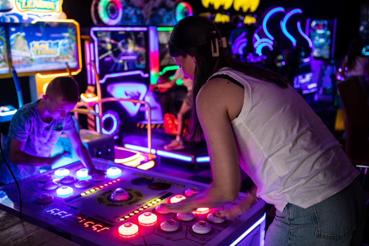 Airhockeytafel en kleurrijke arcadegames in GameLounge Leusden
