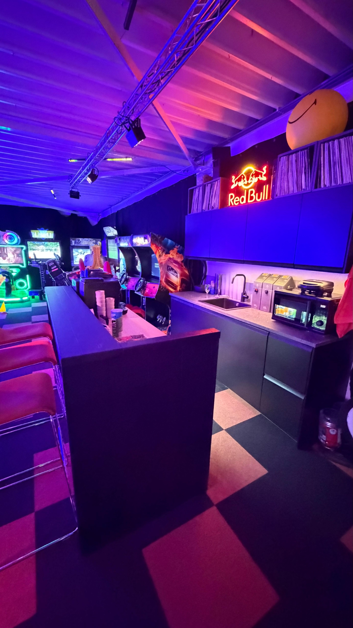 keukenhoek met speelautomaten in de arcadehal in leusden