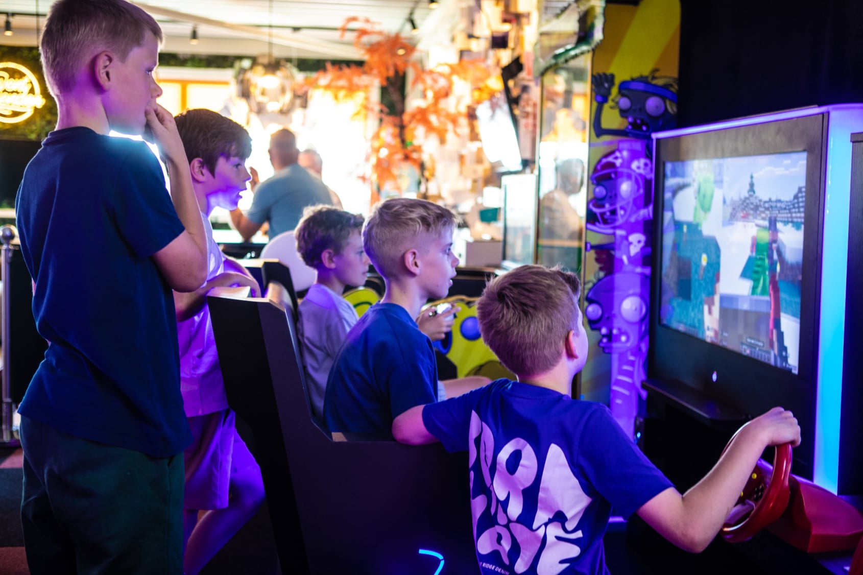 7 jongen in de gamehal in Leusden