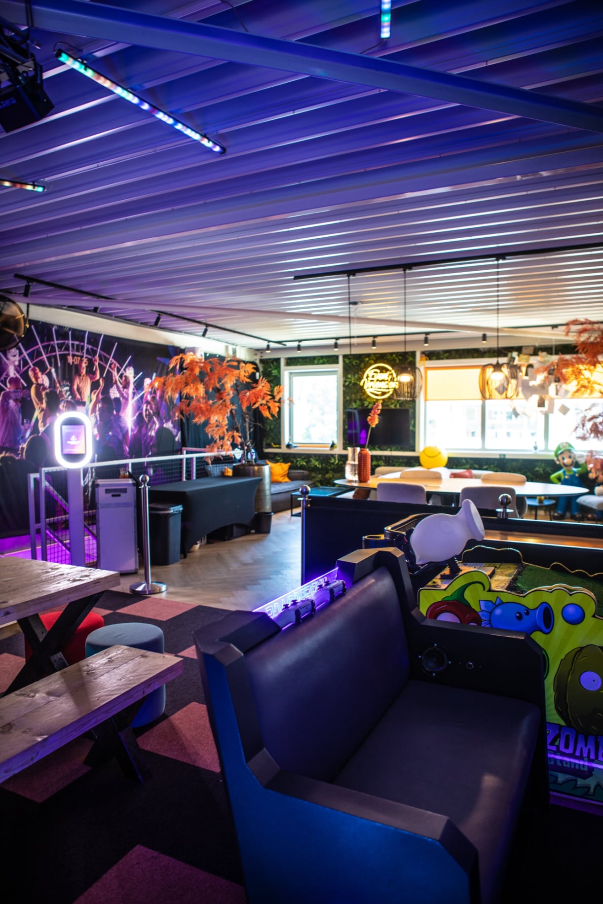 Balie van Game Lounge Leusden met Red Bull-neonverlichting, platenhoezen en een display met ijspops.