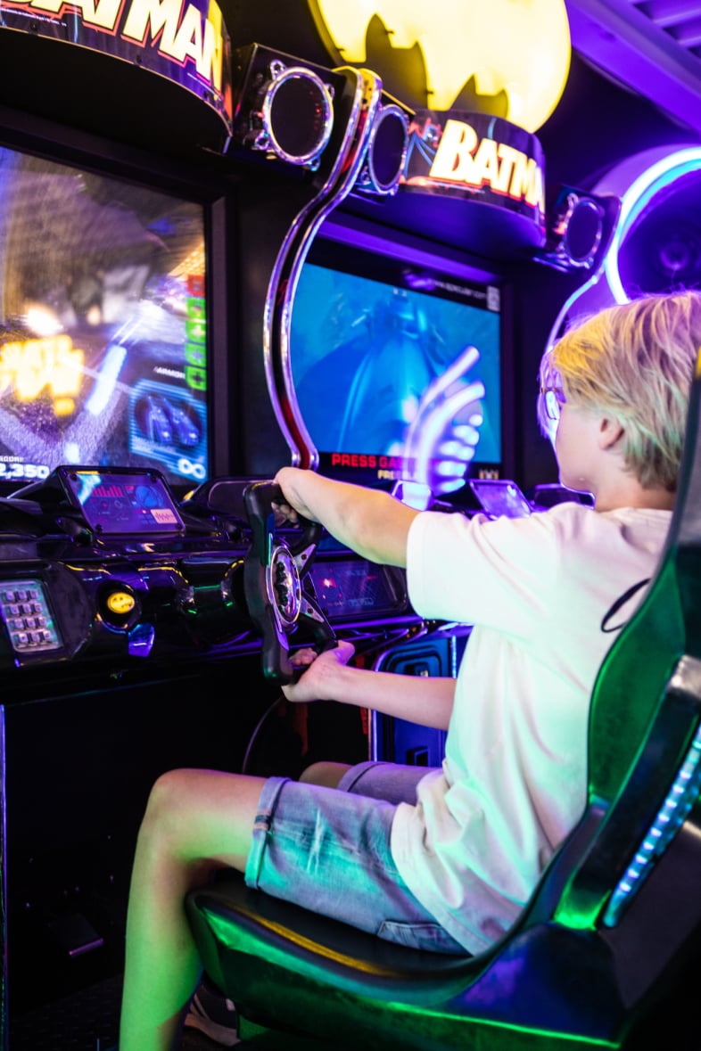 race simulator met een jongen die stuurt