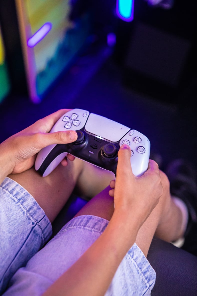 jongen houdt een ps5 controller vast