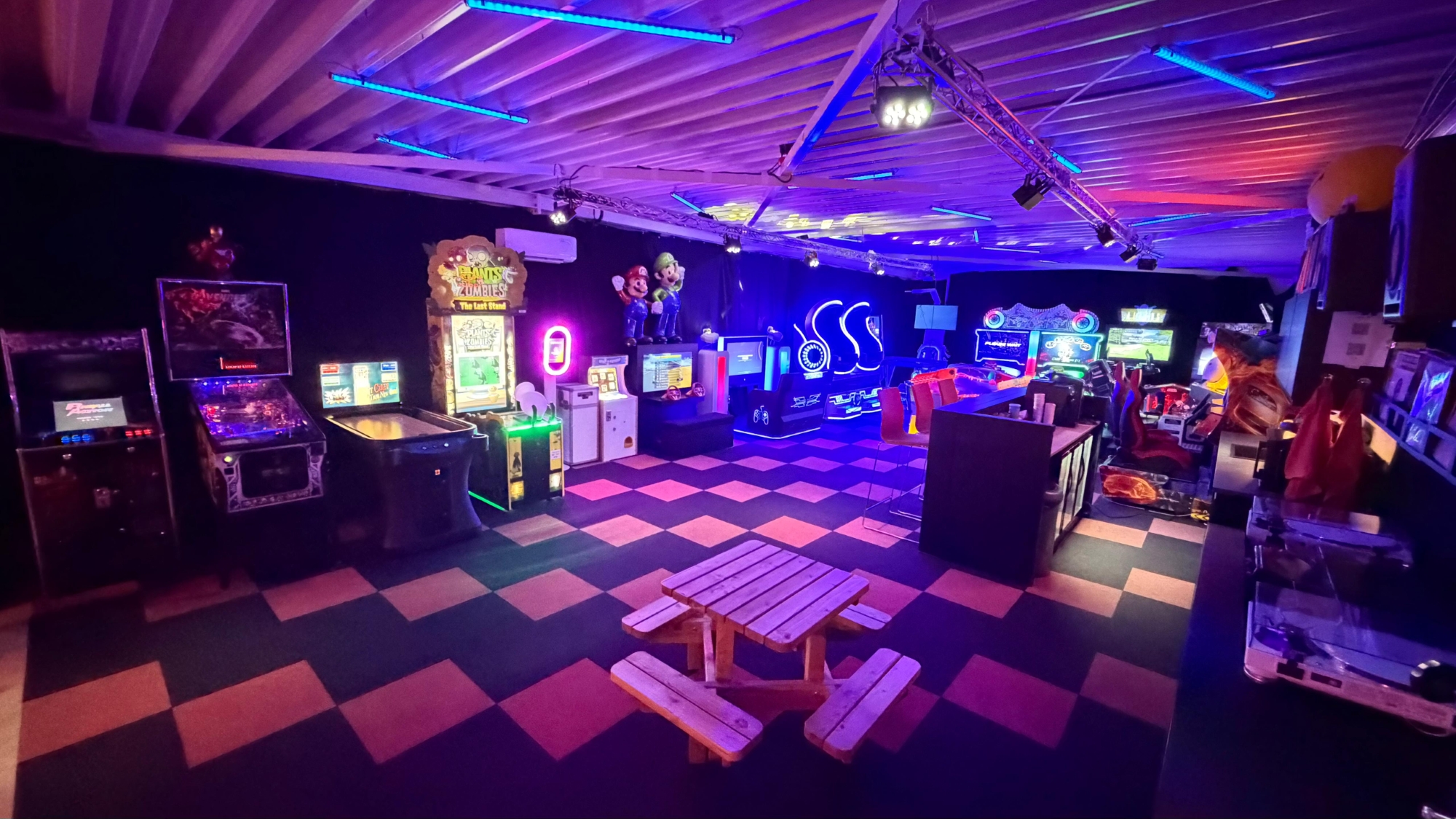 kinderen spelen arcadespellen in de gamehal