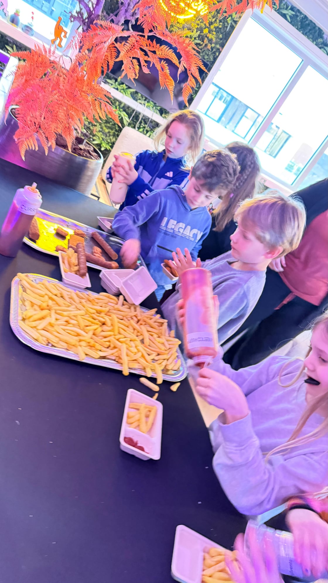 kinderfeestjes-patat-eten-pizza