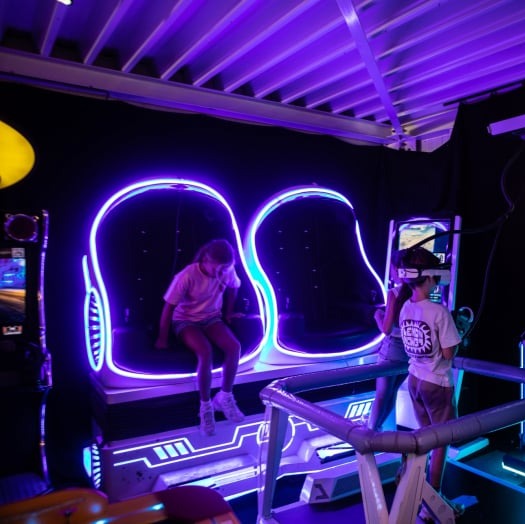 virtual reality gamekast waarin een meisje uitstapt