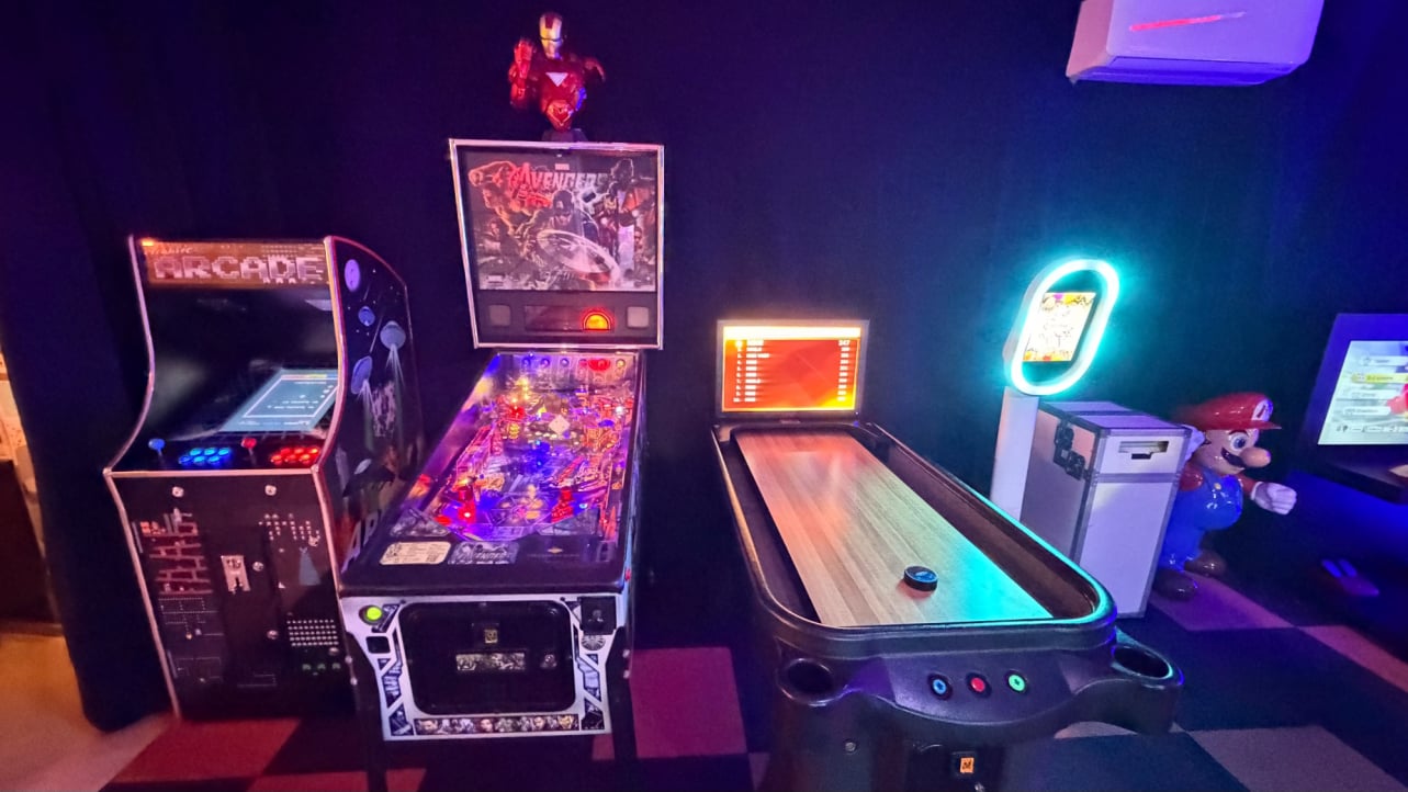 Kinderen spelen airhockey tijdens een kinderfeestje in GameLounge Leusden