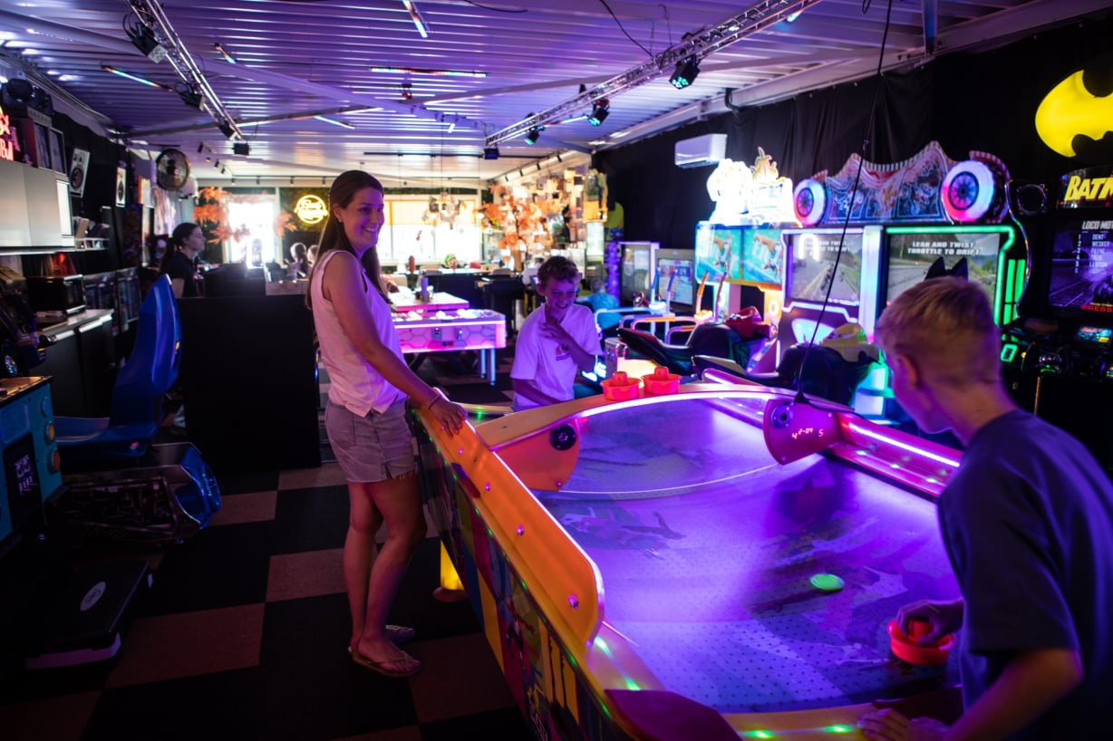 Kinderen spelen airhockey in Game Lounge Leusden met een Star Wars Battle Pod op de achtergrond.