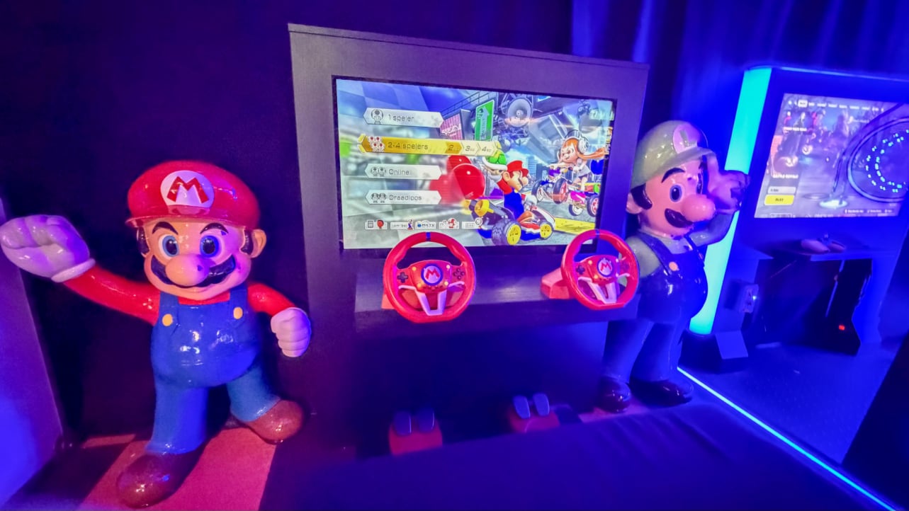 Kinderen spelen Mario Kart in de arcade van GameLounge Leusden