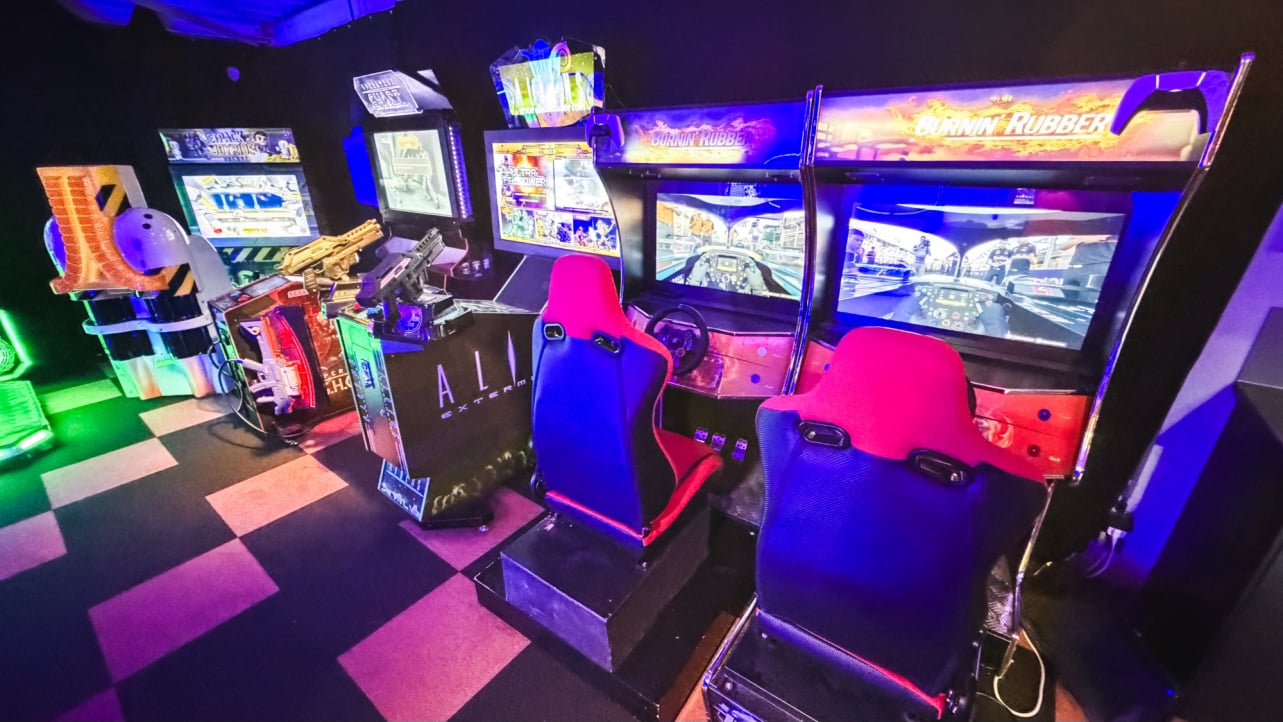 Twee gasten racen tegen elkaar in een Formule 1 simulator in de gamehal