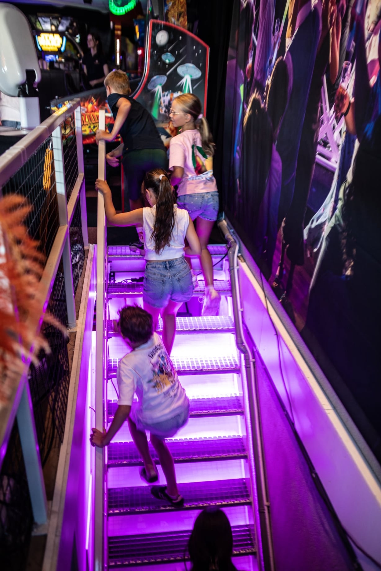 Flipperkast in de gamehal van GameLounge Leusden met retro sfeer