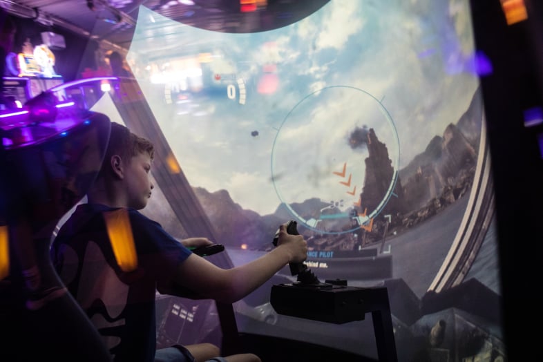 Starwars cabine arcadespek in een gamehal in leusden