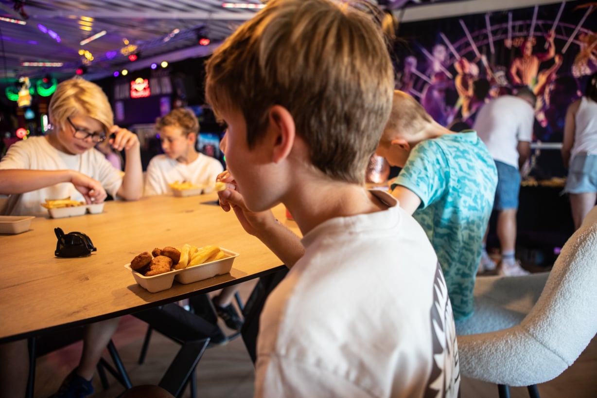 eten en drinken en catering snacks in de gamehal in leusden waar jongen en meisjes lekker eten