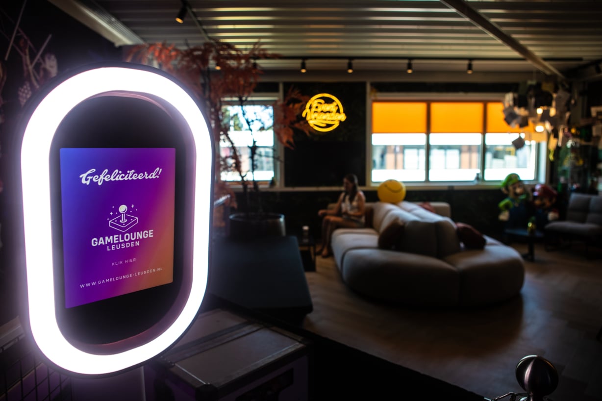 Fotobooth en lounge met comfortabele banken in GameLounge Leusden