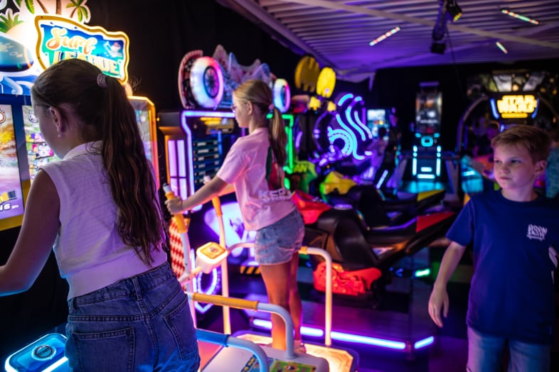 meiden die dansen in een game in een arcadehal in leusden met neon verlichting.