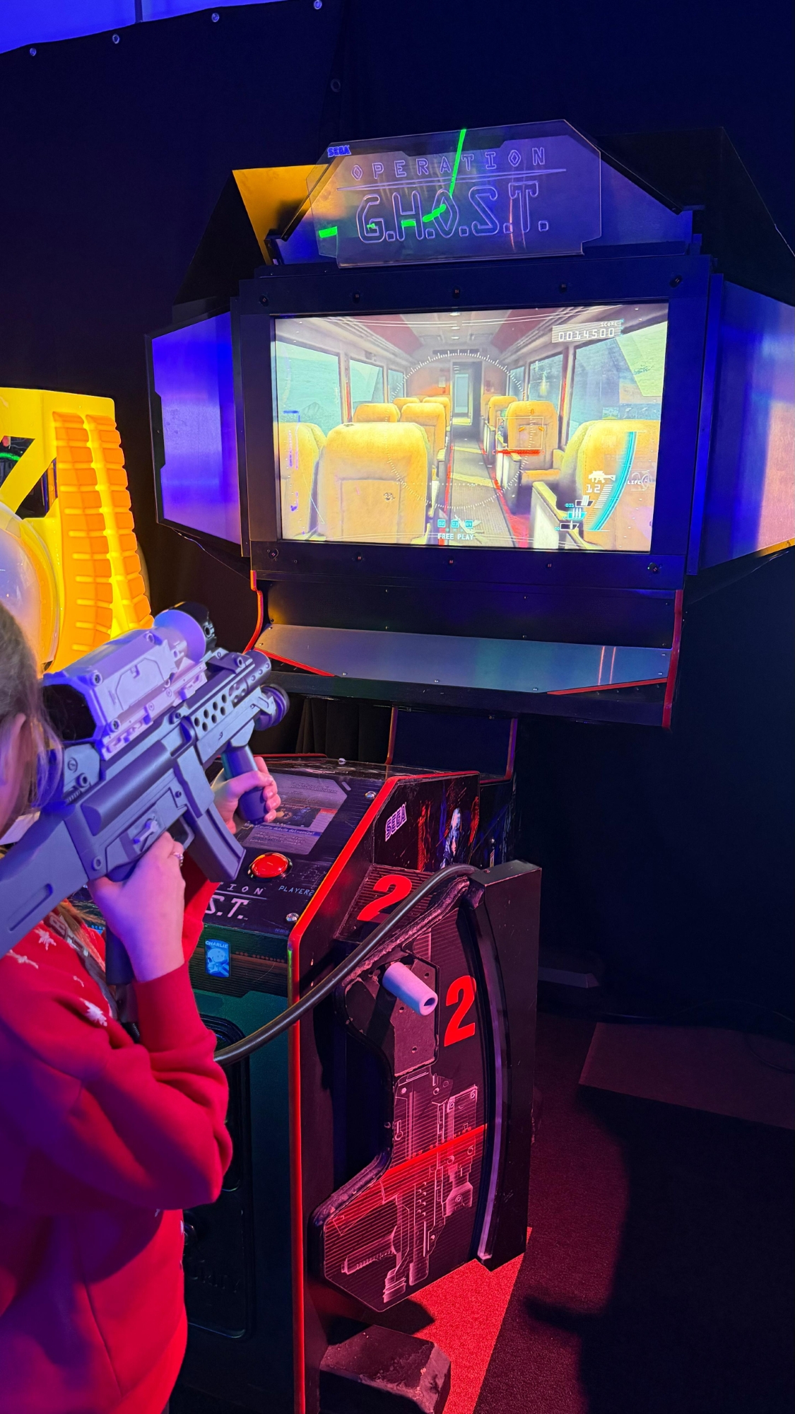 kinderen spelen shooter games in de arcade tijdens de vakantie